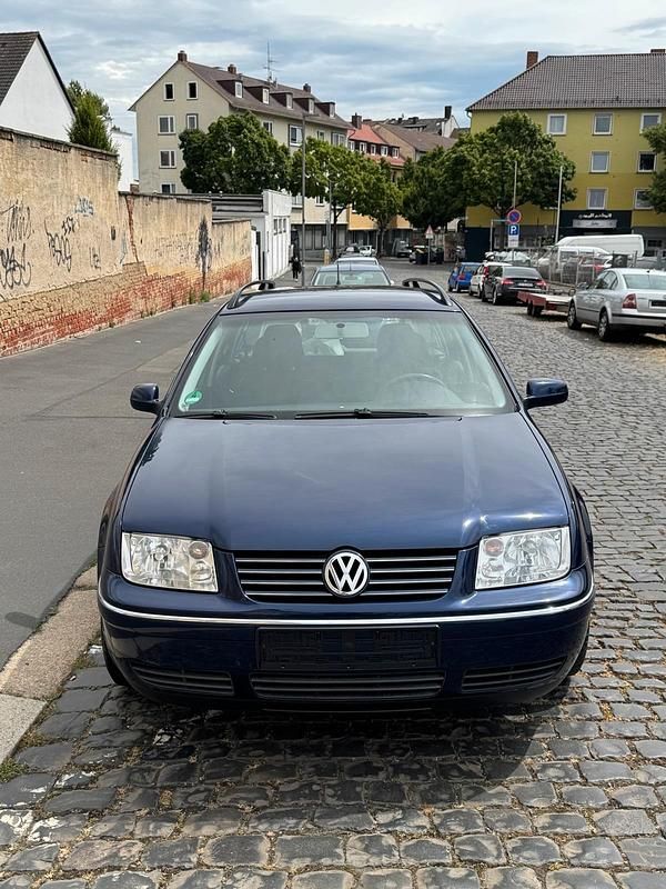 Blau Gebraucht 2003 VW Bora Limousine | 1.350 € (Superpreis) - Bild 1/4