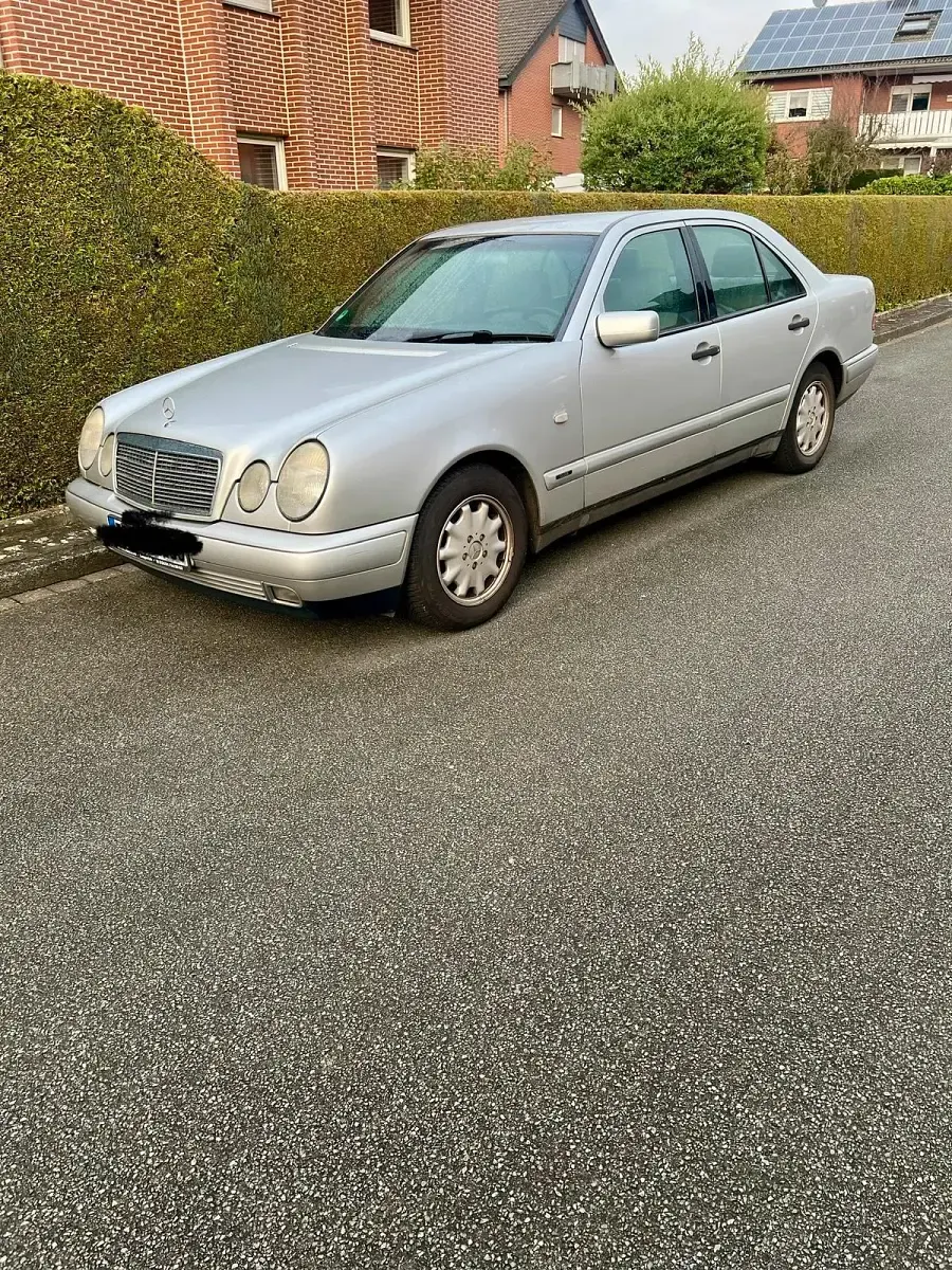 Gebraucht Mercedes E200 136 PS (100 kW) 1998 Silber Limousine