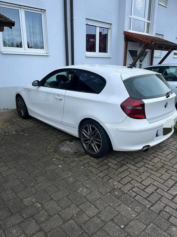 Weiß Gebraucht 2009 BMW 118 M Sport Kleinwagen | 3.500 € (Guter Preis) - Bild 1/4