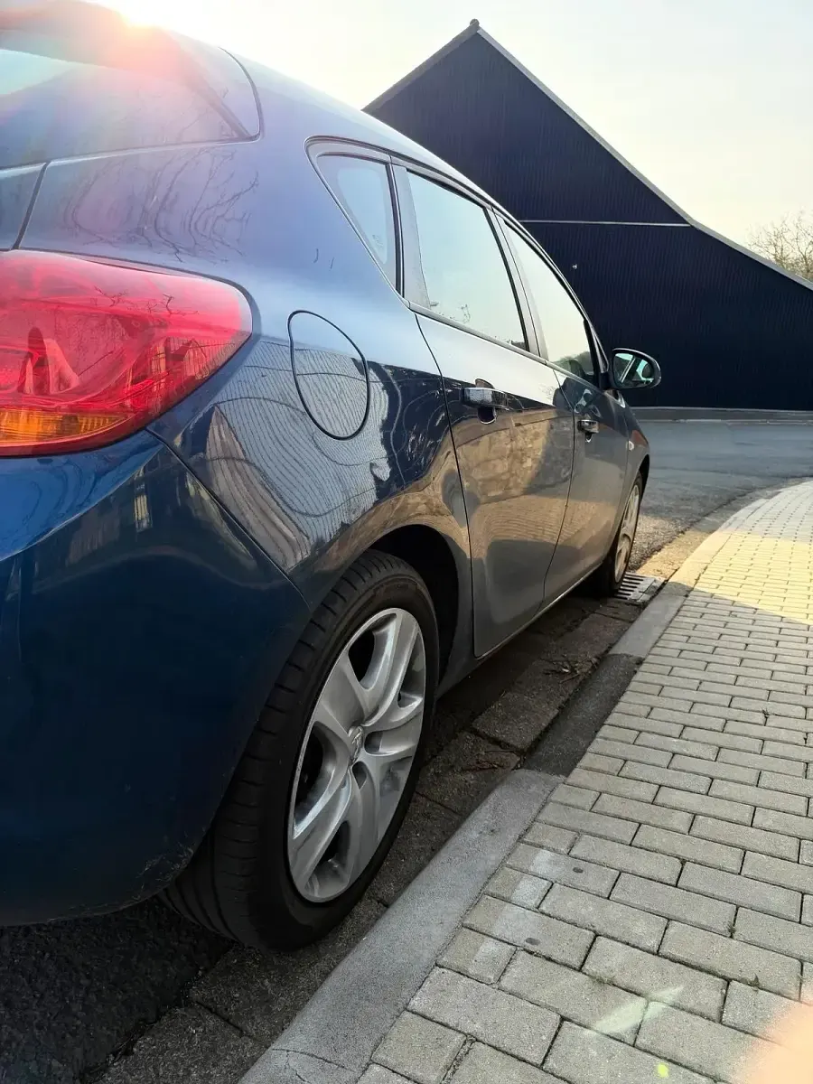 Używany Opel Astra 115 KM (84 kW) 2011 Niebieski Kombi