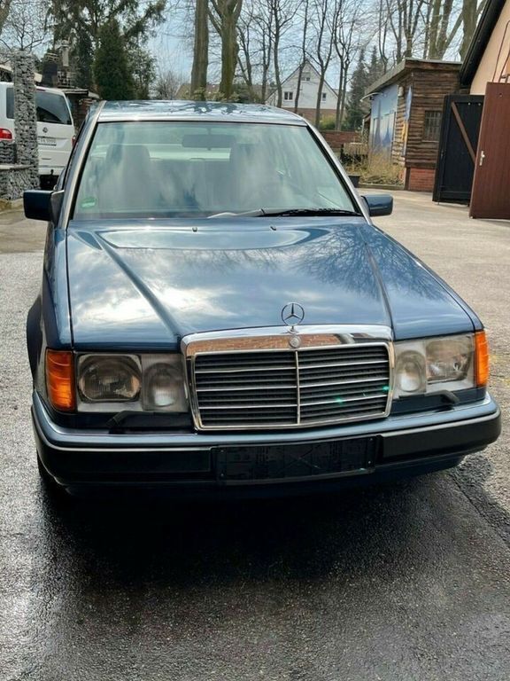 Blau Gebraucht 1990 Mercedes 230 Limousine | 9.500 € - Bild 1/4