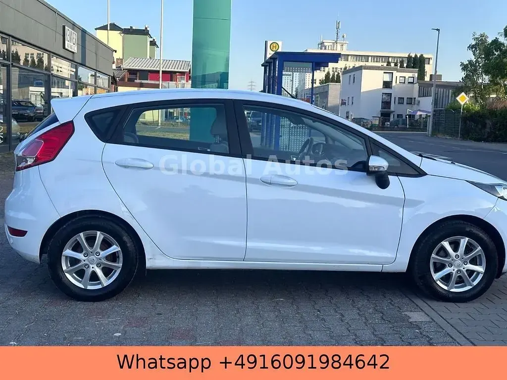 Gebraucht Ford Fiesta Trend 101 PS (74 kW) 2014 Weiß Kleinwagen