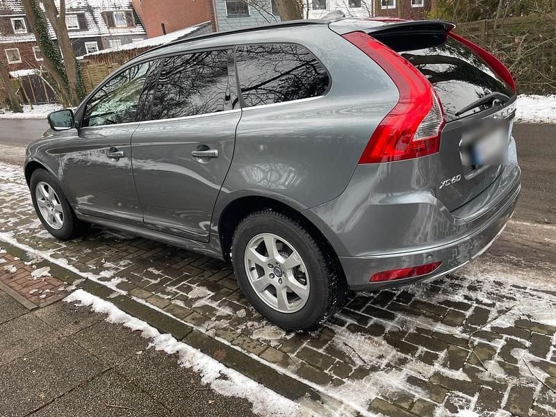 Grau Gebraucht 2015 Volvo XC60 Momentum SUV | 17.300 € (Fairer Preis) - Bild 1/4