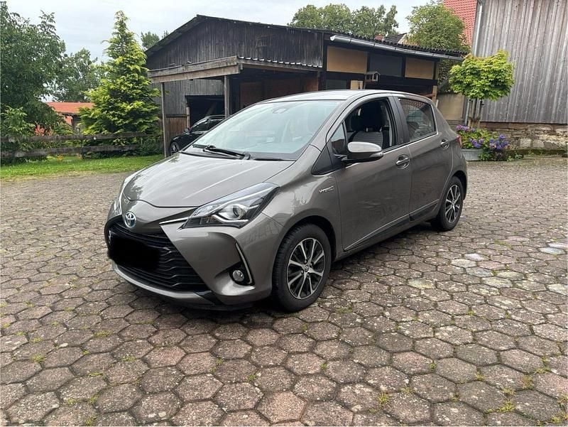Grau Gebraucht 2018 Toyota Yaris Hybrid Kleinwagen | 12.500 € (Superpreis) - Bild 1/4