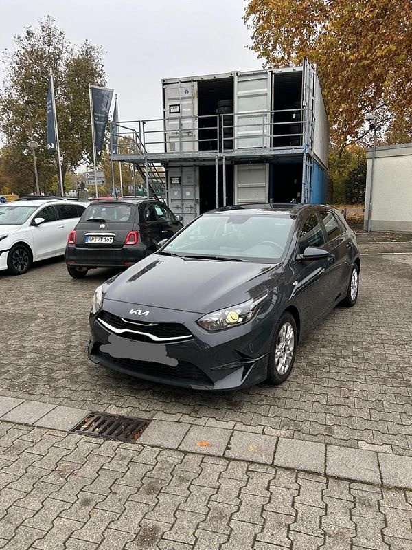 Grau Gebraucht 2022 Kia Ceed Kleinwagen | 16.000 € (Fairer Preis) - Bild 1/4