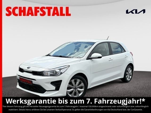 Weiss ((ud) schneeweiss) Gebraucht 2021 Kia Rio Vision Limousine | 13.949 € (Fairer Preis) - Bild 1/3