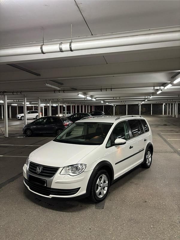 Weiß Gebraucht 2010 VW Touran Cross Van / Kleinbus | 4.990 € (Superpreis) - Bild 1/4