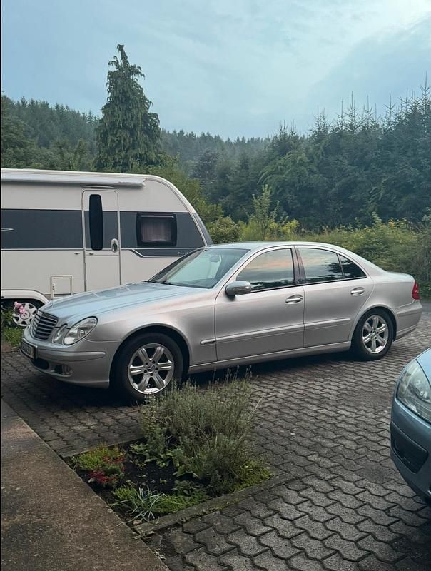 Silber Gebraucht 2004 Mercedes E200 Classic Limousine | 1.550 € (Superpreis) - Bild 1/4