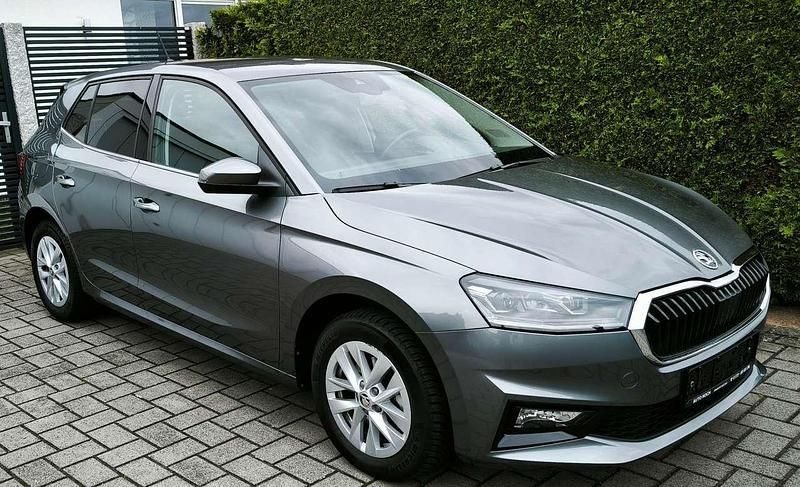 Graphitegrau metallic Gebraucht 2024 Skoda Fabia Style Limousine | 19.399 € (Superpreis) - Bild 1/4