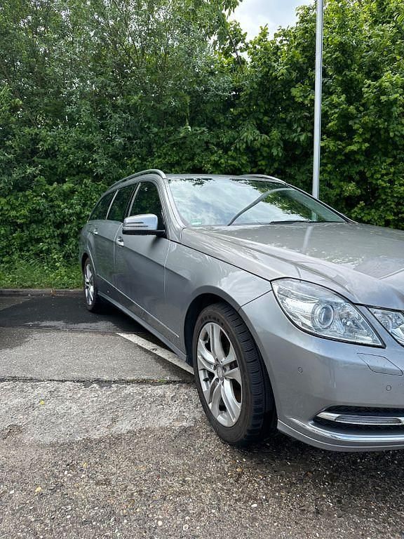 Grau Gebraucht 2012 Mercedes E350 Elegance Limousine | 13.500 € (Fairer Preis) - Bild 1/4