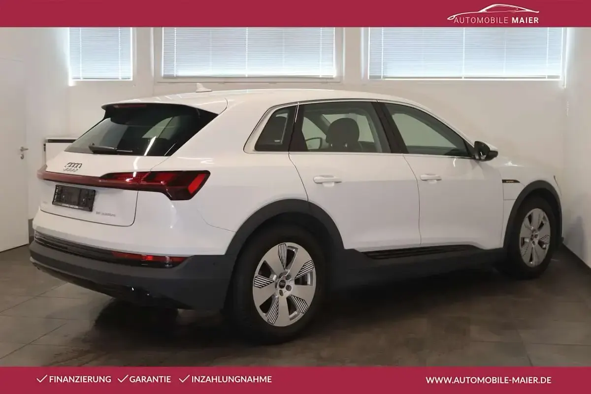 Gebraucht Audi e-tron Sport 300 kW (408 PS) 2023 Gletscherweiã metallic SUV