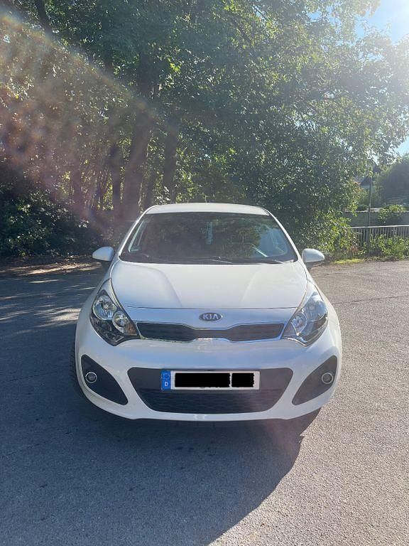Weiß Gebraucht 2014 Kia Rio FIFA World Cup Edition Limousine | 4.890 € (Fairer Preis) - Bild 1/4