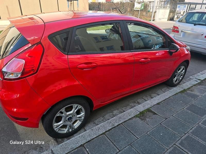 Gebraucht Ford Fiesta 101 PS (74 kW) 2015 Rot Kleinwagen