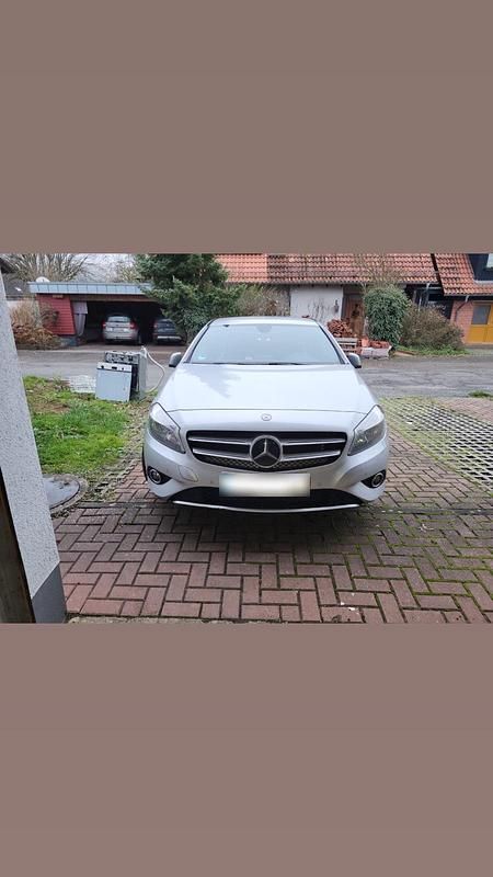 Gebraucht Mercedes A180 122 PS (89 kW) 2014 Silber Kleinwagen