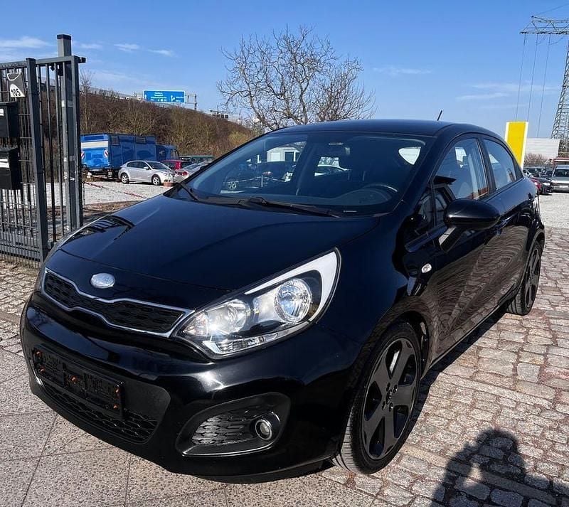 Gebraucht Kia Rio 109 PS (80 kW) 2013 Schwarz Limousine