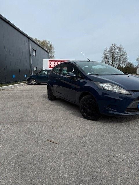 Gebraucht Ford Fiesta Ambiente 60 PS (44 kW) 2009 Blau Kleinwagen