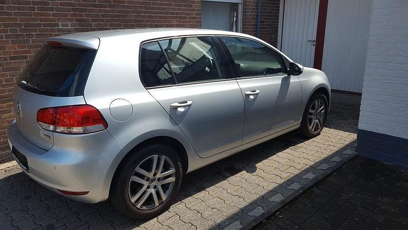 Silber Gebraucht 2010 VW Golf VI Comfortline Limousine | 6.100 € (Fairer Preis) - Bild 1/4