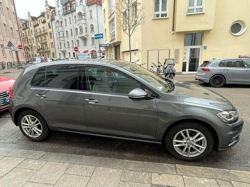 Gebraucht VW Golf VII Highline 150 PS (110 kW) 2019 Grau Limousine