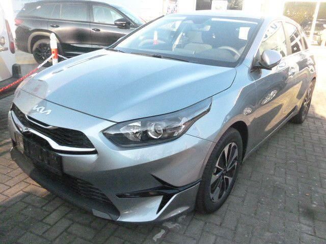 Neu Kia Ceed 140 PS (102 kW) 2026 Silber Kleinwagen