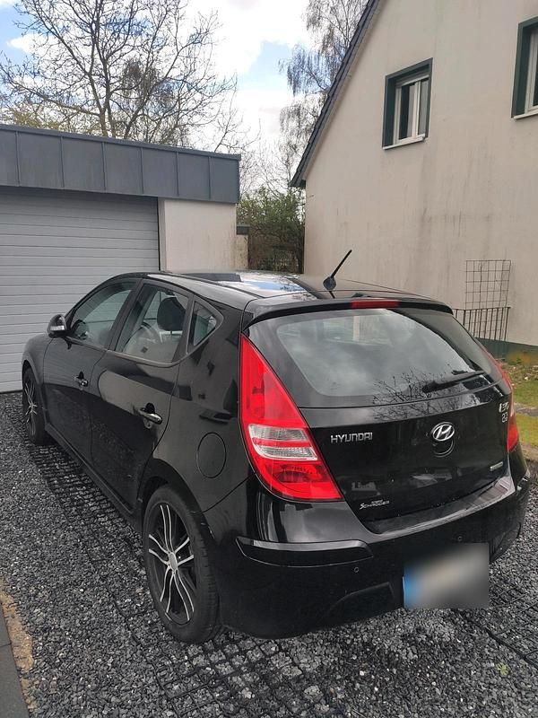 Gebraucht Hyundai i30 Classic 90 PS (66 kW) 2012 Schwarz Limousine