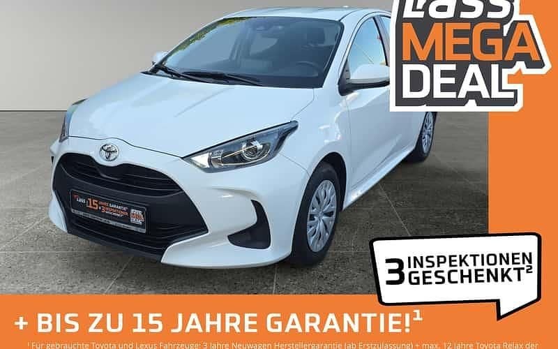 Weiß Gebraucht 2022 Toyota Yaris Comfort Limousine | 13.480 € (Fairer Preis) - Bild 1/4