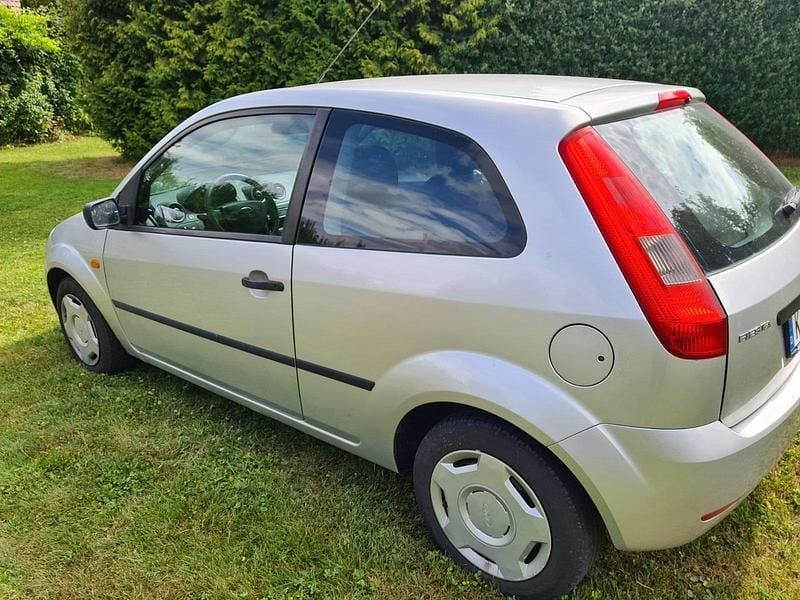 Grau Gebraucht 2005 Ford Fiesta Kleinwagen | 500 € (Superpreis) - Bild 1/4