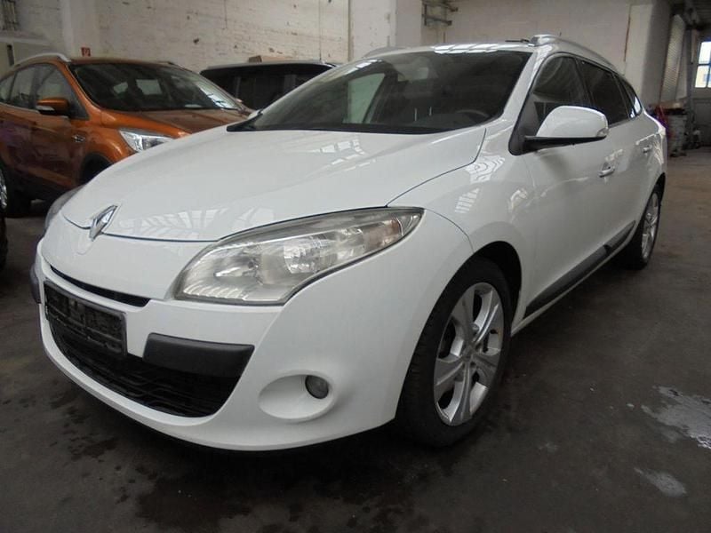 Weiß Gebraucht 2010 Renault Mégane III Dynamique Limousine | 7.300 € (Etwas zu teuer) - Bild 1/4