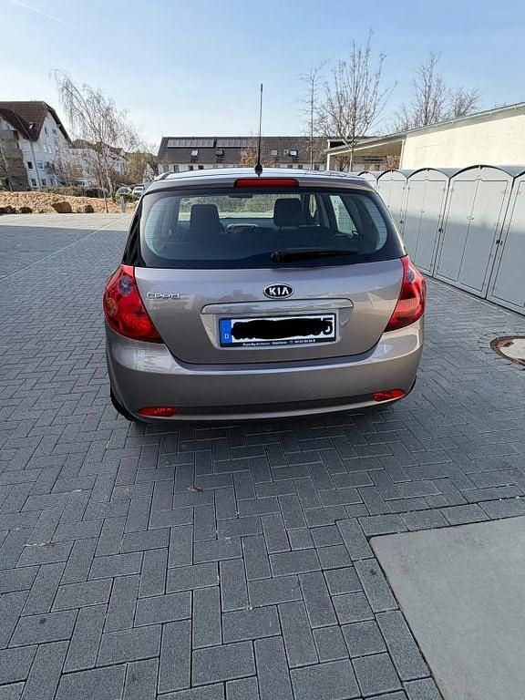 Gebraucht Kia Ceed LX 109 PS (80 kW) 2009 Beige Kleinwagen