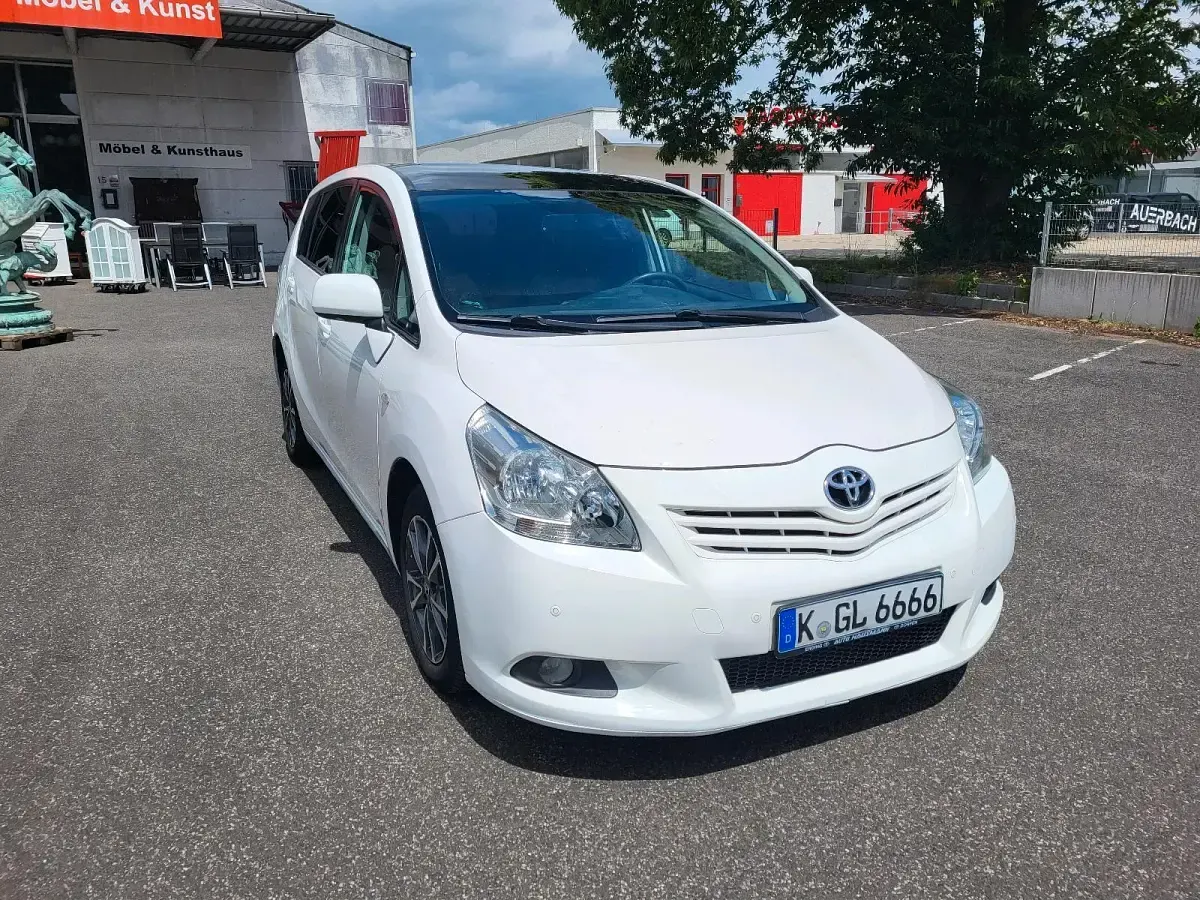 Gebraucht Toyota Verso 126 PS (92 kW) 2011 Weiß Van / Kleinbus