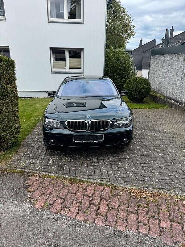 Grün Gebraucht 2007 BMW 750 Limousine | 11.000 € (Fairer Preis) - Bild 1/4