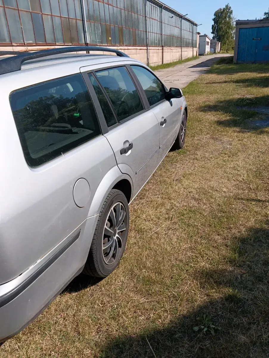 Gebraucht Ford Mondeo 125 PS (91 kW) 2003 Silber Kombi
