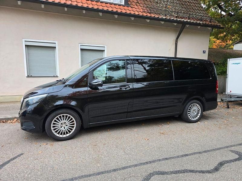 Schwarz Gebraucht 2017 Mercedes V220 Edition Van / Kleinbus | 29.700 € (Etwas zu teuer) - Bild 1/4