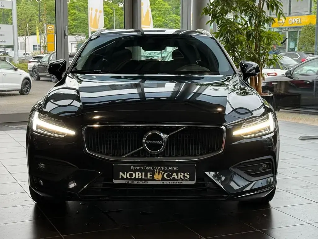 Gebraucht Volvo V60 Momentum 197 PS (144 kW) 2021 Onyx black / metallic Kombi