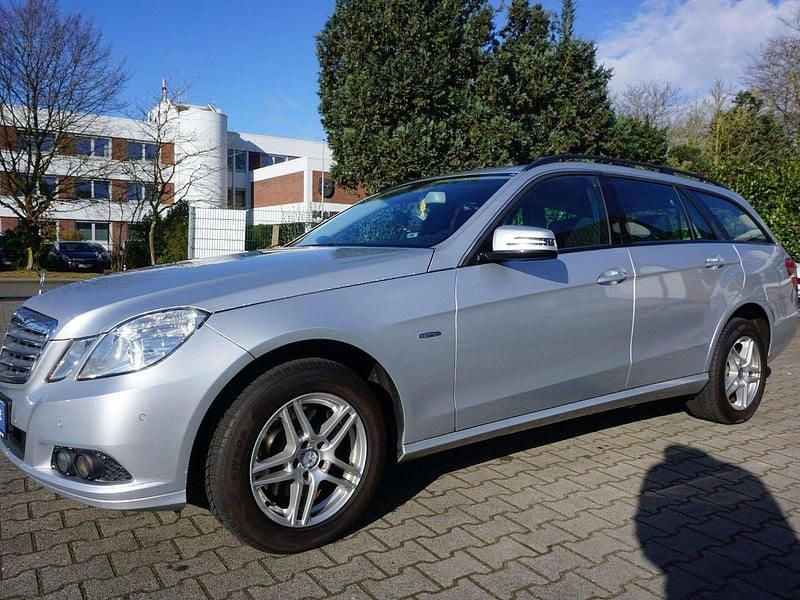 Gebraucht Mercedes E250 204 PS (150 kW) 2011 Iridiumsilber  metalliclack Kombi