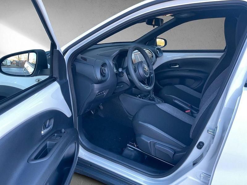 Neu Toyota Aygo X Play 72 PS (52 kW) 2025 Weiß (schnee weiß) SUV