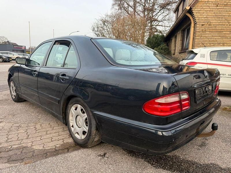 Gebraucht Mercedes E200 Classic 163 PS (119 kW) 2001 Schwarz Limousine