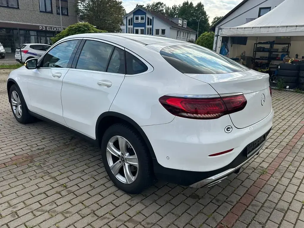 Gebraucht Mercedes GLC300 AMG 245 PS (180 kW) 2021 Weiß Coupé