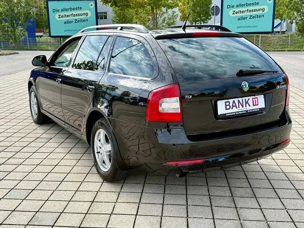 Gebraucht Skoda Octavia Ambition 105 PS (77 kW) 2012 Schwarz Kombi