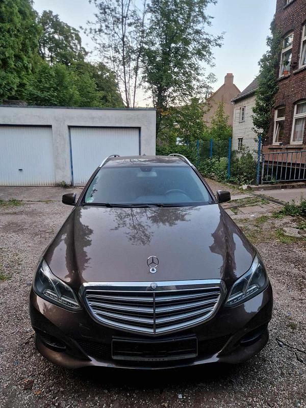 Braun Gebraucht 2016 Mercedes E200 Kombi | 12.000 € (Guter Preis) - Bild 1/4