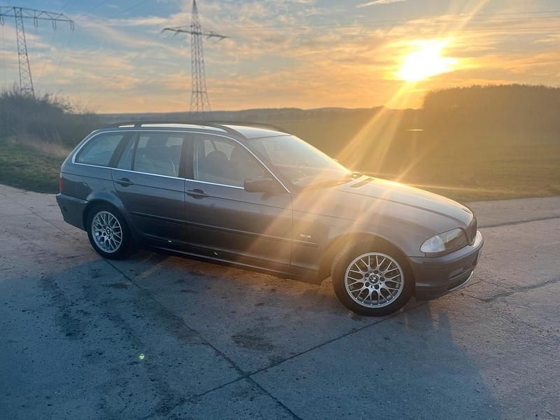 Grau Gebraucht 2001 BMW 320 Kombi | 2.800 € (Teuer) - Bild 1/4