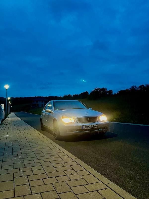 Silber Gebraucht 2002 Mercedes C220 Limousine | 2.500 € (Fairer Preis) - Bild 1/4