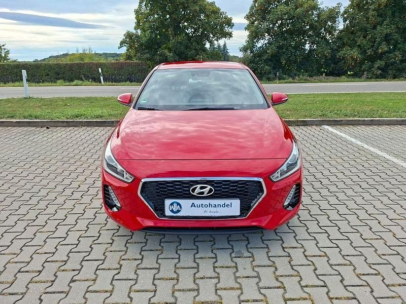 Gebraucht Hyundai i30 Trend 110 PS (80 kW) 2018 Rot Limousine
