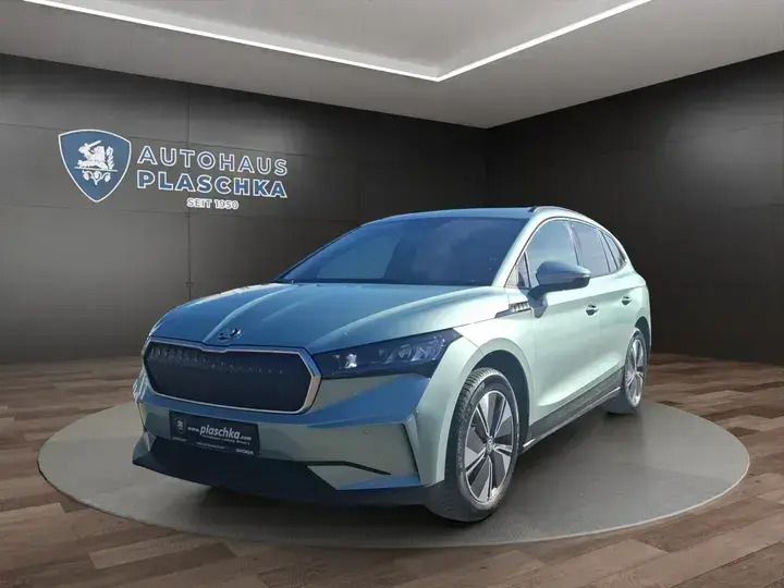 Silber (arcticsilber metallic) Gebraucht 2023 Skoda Enyaq iV Suite SUV | 35.949 € (Guter Preis) - Bild 1/2