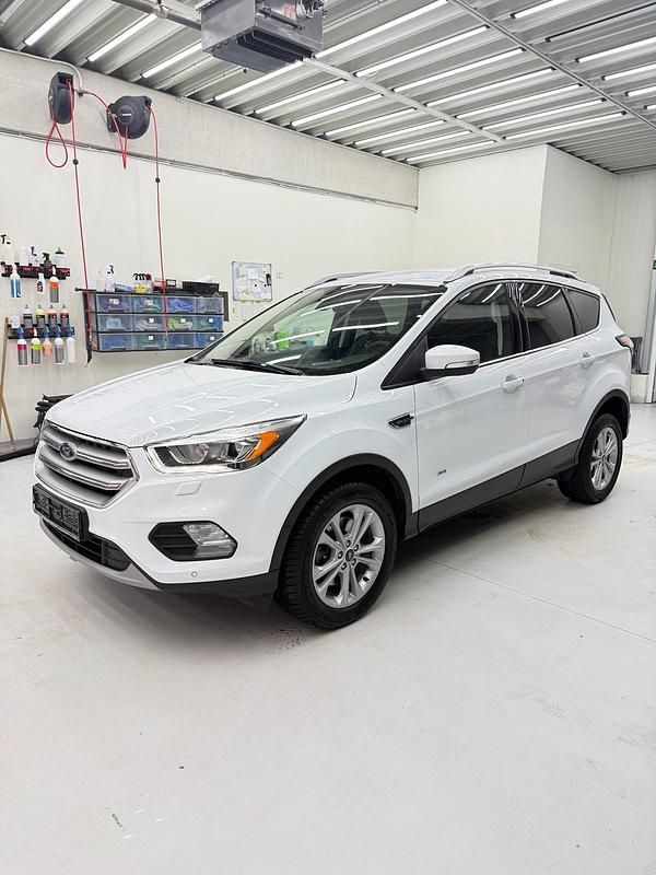 Gebraucht Ford Kuga 150 PS (110 kW) 2017 Weiß SUV