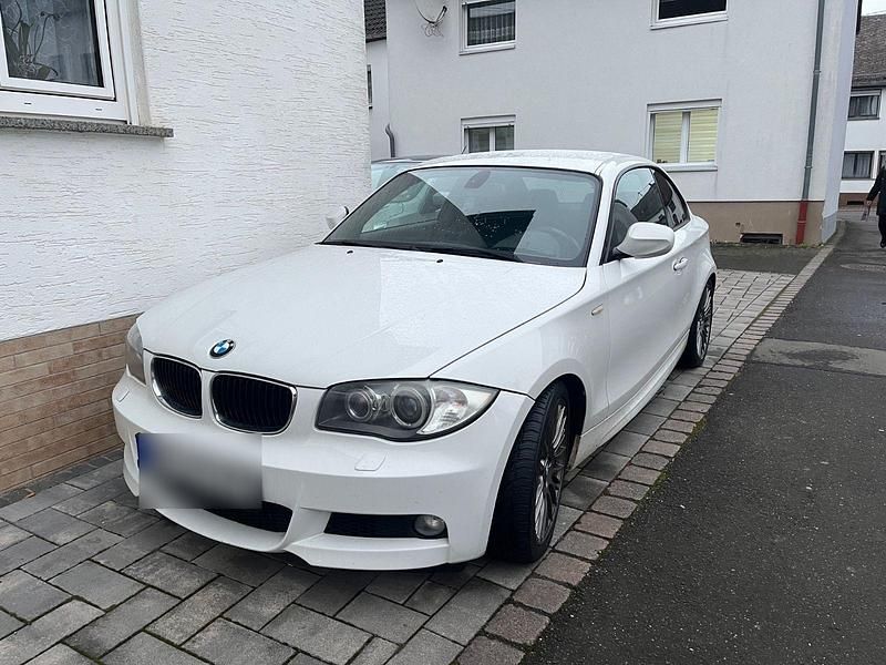Weiß Gebraucht 2011 BMW 118 Coupé Coupé | 13.000 € - Bild 1/3