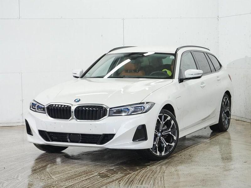 Gebraucht BMW 330e Comfort Edition 292 PS (214 kW) 2024 Braun Kombi