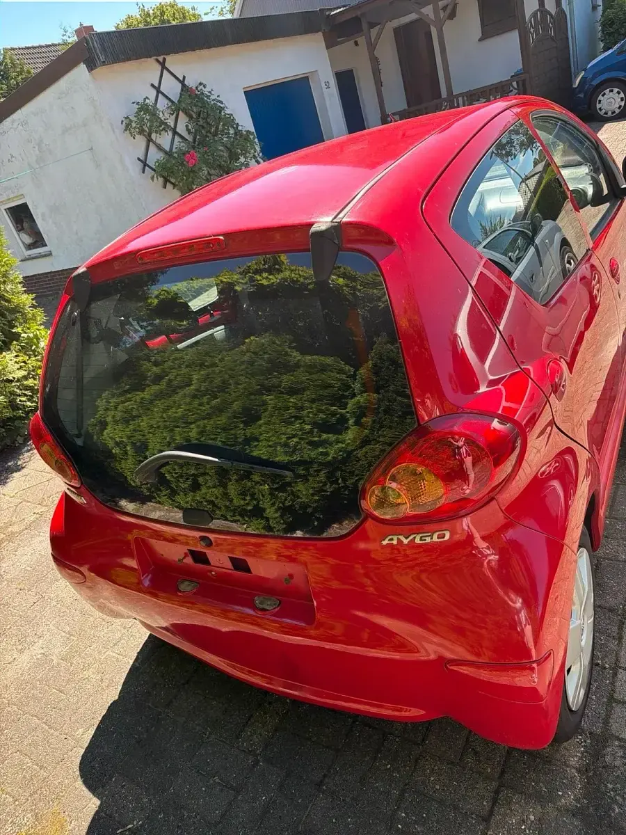 Gebraucht Toyota Aygo 67 PS (49 kW) 2006 Rot Kleinwagen