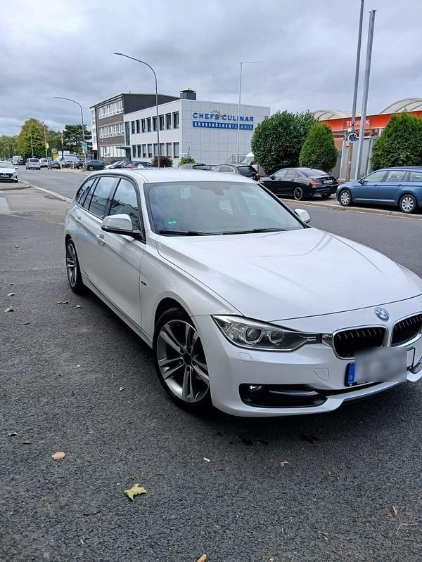 Weiß Gebraucht 2013 BMW 320 Sport Line Kombi | 8.999 € (Superpreis) - Bild 1/4