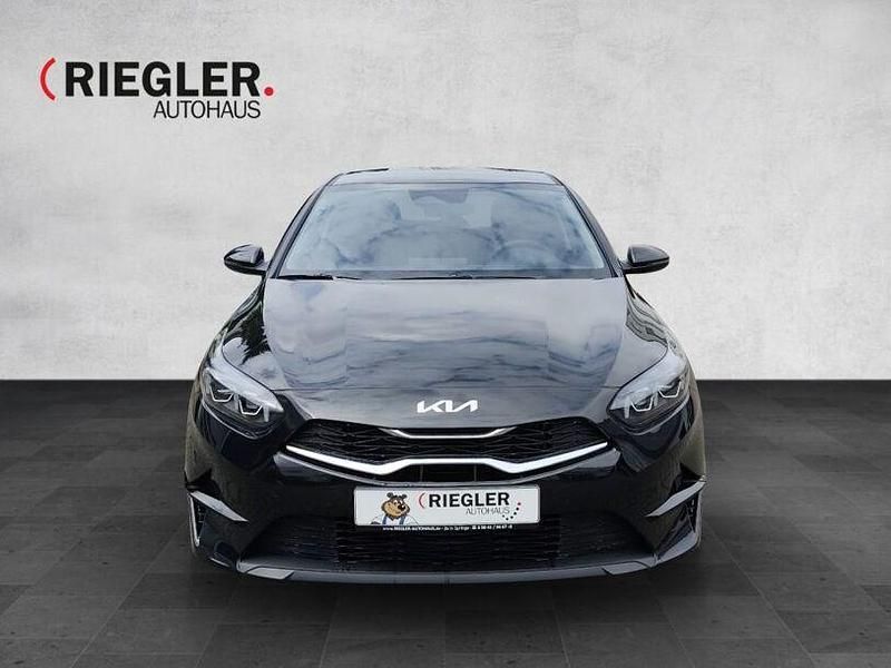 Neu Kia Ceed Spirit 140 PS (102 kW) 2025 Schwarz Kleinwagen
