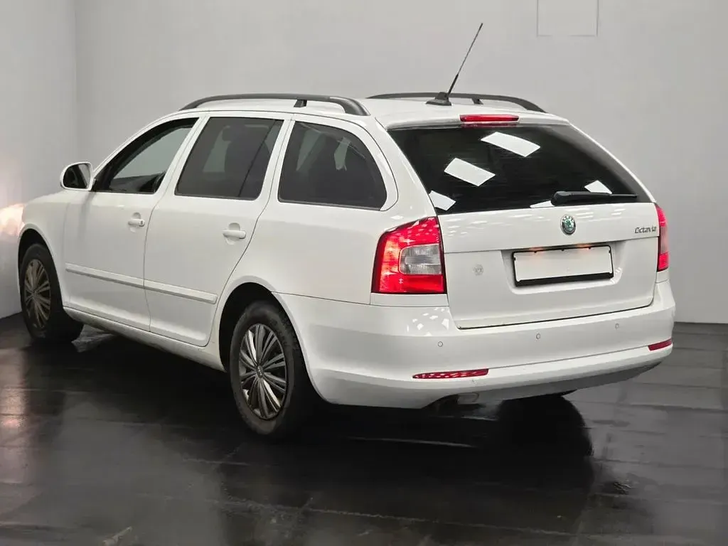 Gebraucht Skoda Octavia Ambiente 105 PS (77 kW) 2010 Weiß Kombi